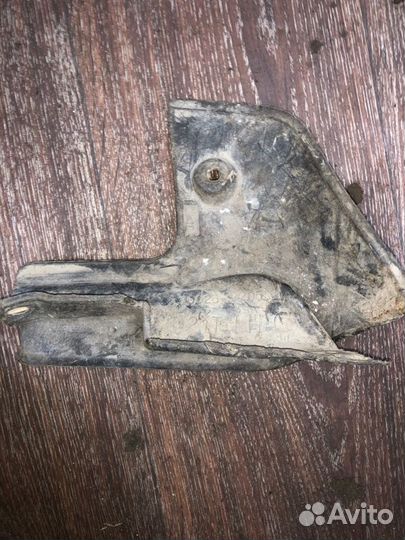 Брызговик передний левый Toyota Chaser GX90 1GFE