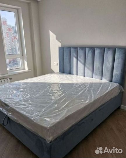 Кровать с молдингом