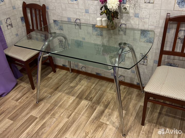 Стол со стульями