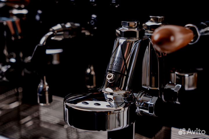 Профессиональная рожковая кофемашина Estremo East