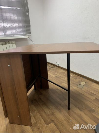 Стол совершенно новый