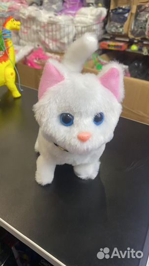 Белый пушистый котенок интерактивный