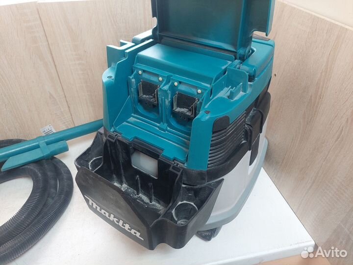 Аккумуляторный пылесос Makita Dvc864LZ