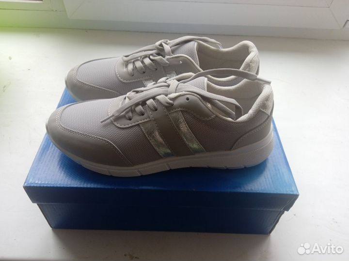 Женские кроссовки