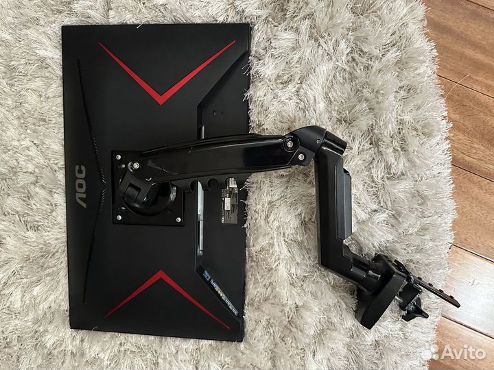 Монитор AOC 240 гц вместе с кронштейном