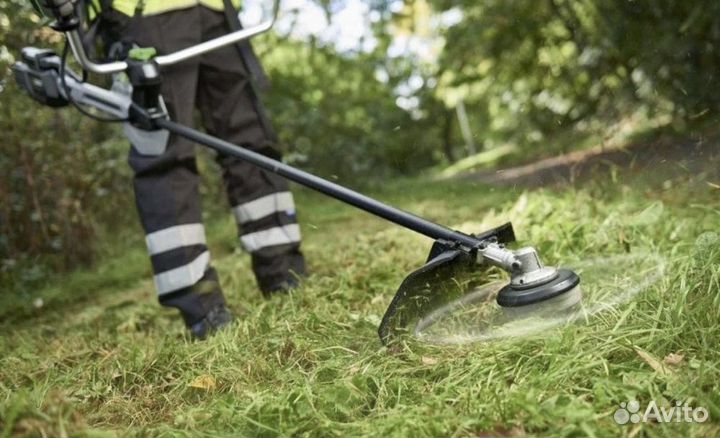 Покос травы триммером