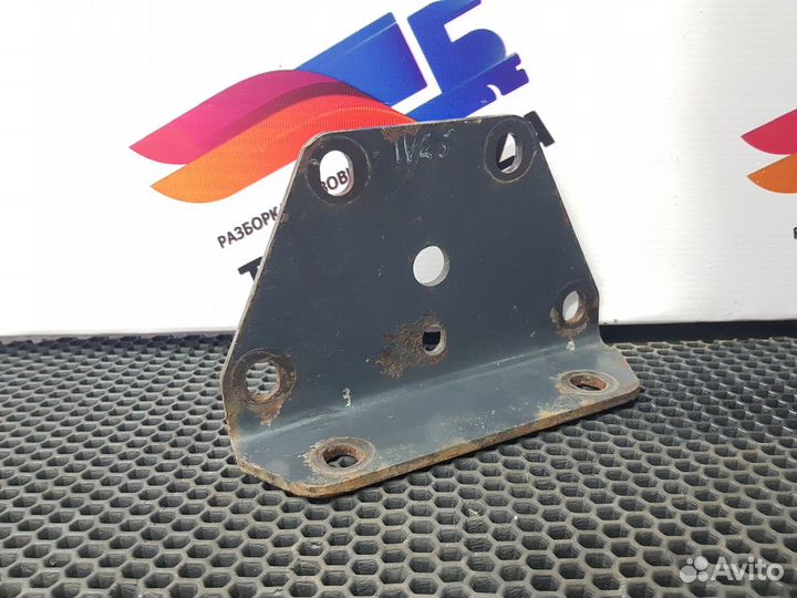 8130098 Кронштейн передней рессоры Iveco Stralis