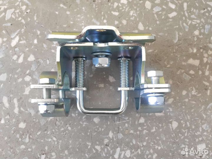 Поворотный кронштейн для опорных колес