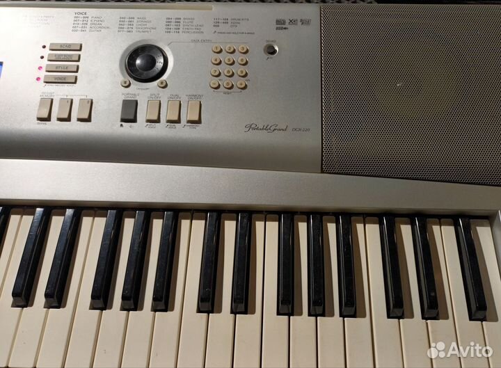 Yamaha DGX-220 синтезатор (76кл)