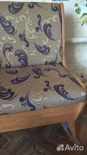 Кухонный угловой диван и табуретки