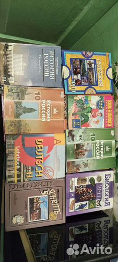 Учебники много