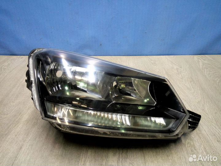 Фара правая Skoda Yeti (2014-2018)