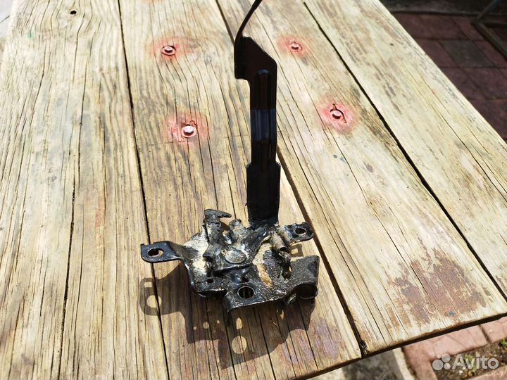 Замок капота Тойота Рав4