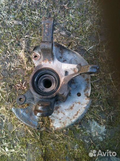 Ниссан Альмера н15 1998г. Кулак поворотный левый