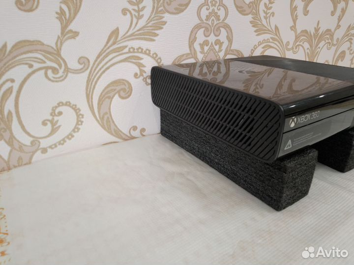 Xbox 360 Е, (не прошит), 44 игры, 250 Гб