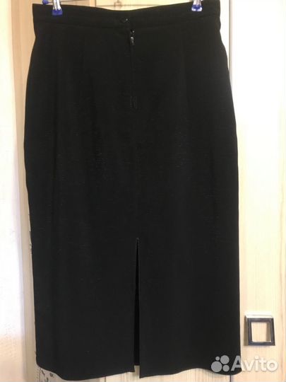 Чёрная юбка-карандаш ниже колена