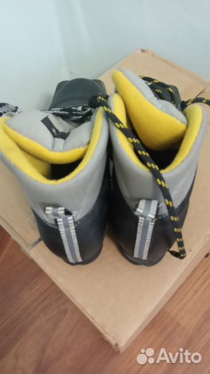 Лыжные ботинки