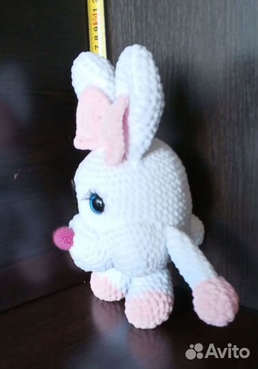 Мягкий плюшевый вязаный зайка