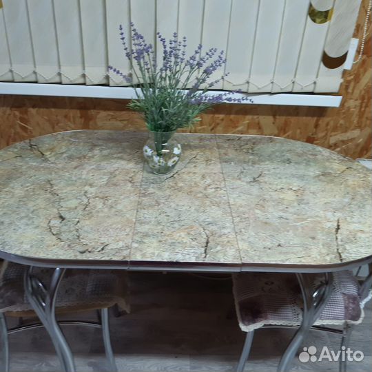 Кухонный стол со стульями