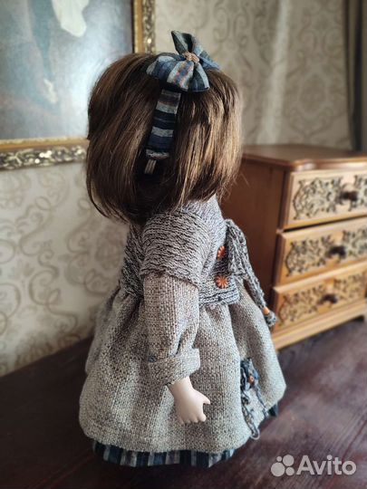 Кукла фарфоровая