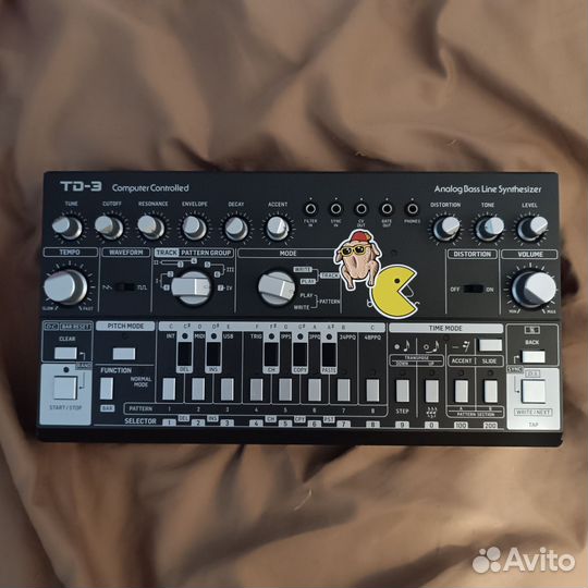 Аналоговый басовый синтезатор Behringer TD-3-BK