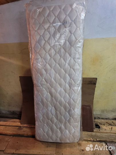 Кровать с матрасом