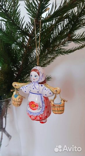 Девочка с коромыслом, ёлочная игрушка, майолика