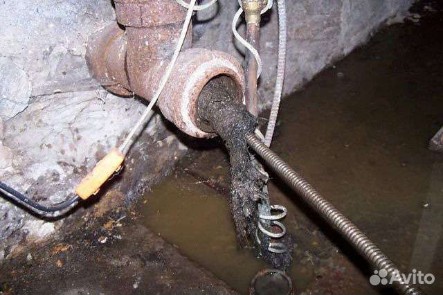 Прочистка канализации, устранение засоров видео