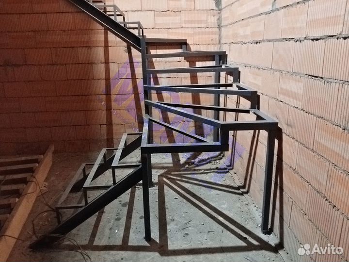 Металлический каркас лестницы под обшивку