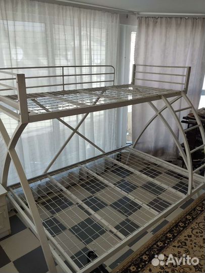 Двухъярусная кровать металлическая