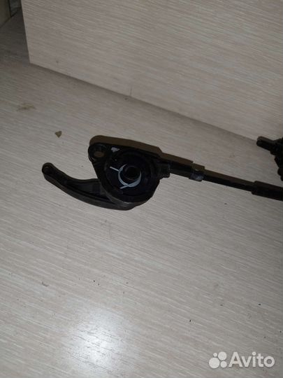 Тросик открывания капота Renault Duster