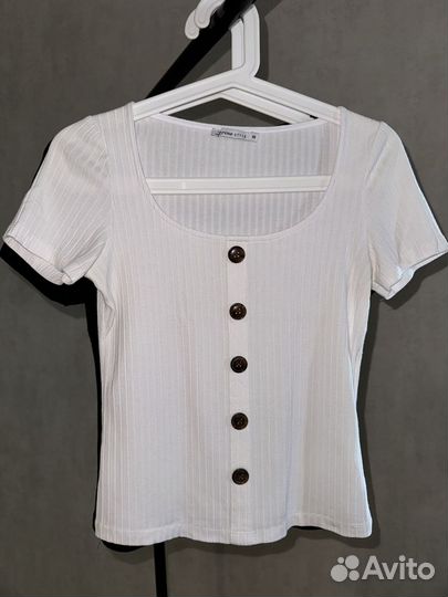 Белая и черная базовая футболка