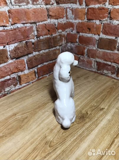 Пудель с мячом статуэтка