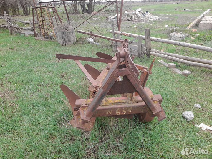 Плуг трехкорпусный