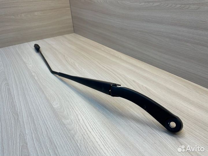 Поводок дворника передний правый LADA X-Ray Cross