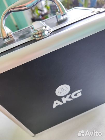 Студийный конденсаторный микрофон AKG220