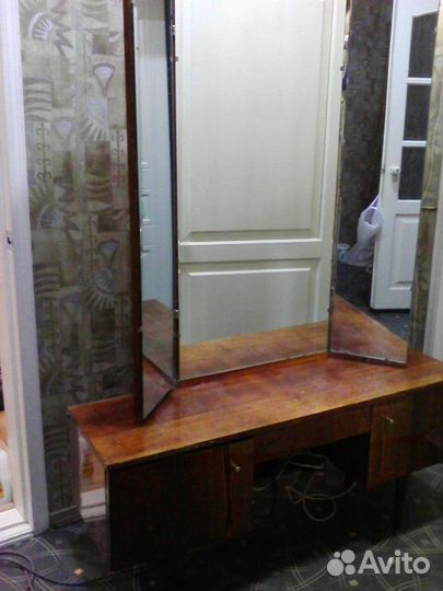 Трюмо с зеркалом