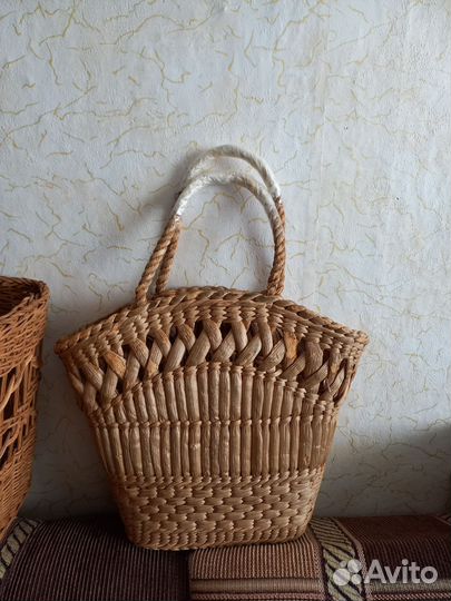 Две плетёные корзинки
