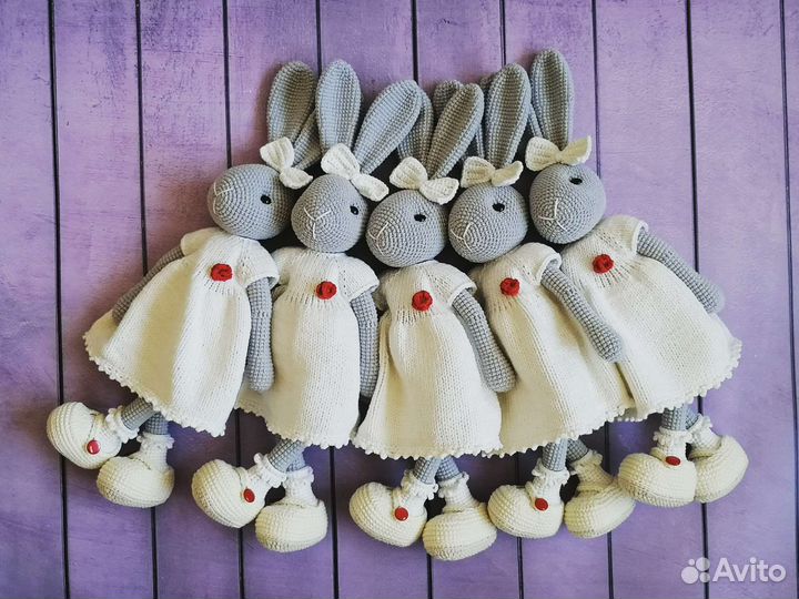 Вязаная игрушка зайка