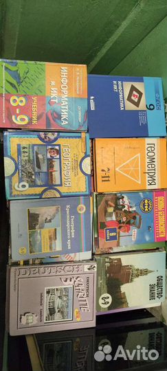 Учебники много