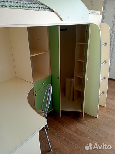 Детская двухярусная кровать со столом