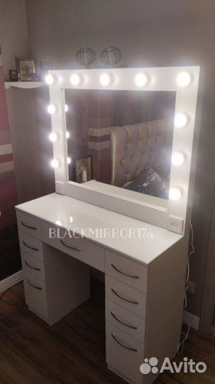 Туалетный столик с ящиками и подсветкой