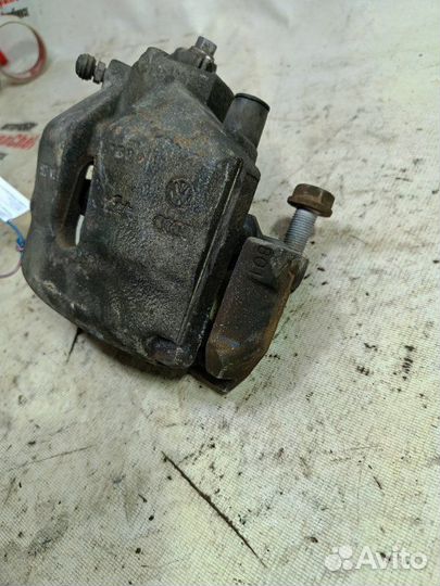 Суппорт тормозной передний правый Volkswagen Golf