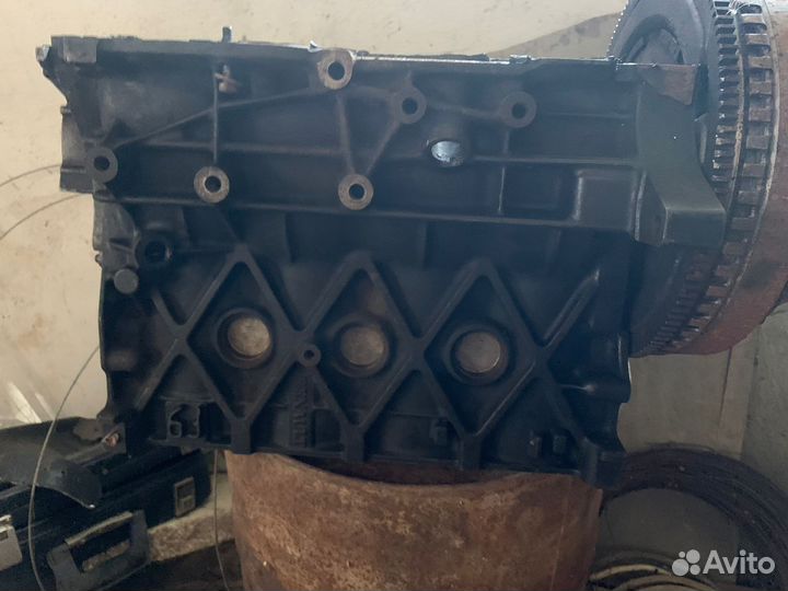 Двигатель в разобраном состоянии renault