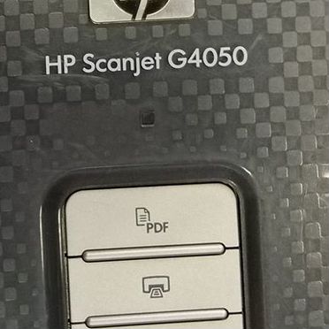 Сканер HP Scanjet G4050 сканирует фотопленку