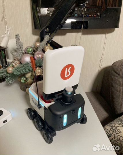 Инерционная игрушка Яндекс «Робот-доставщик»