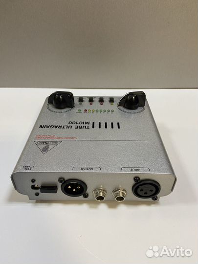 Ламповый предусилитель Behringer MIC100