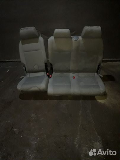 Сидение втрое ряд фольксваген кадди 2009г