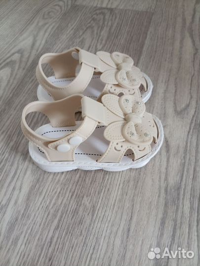 Сандалии новые для девочки 22 размер