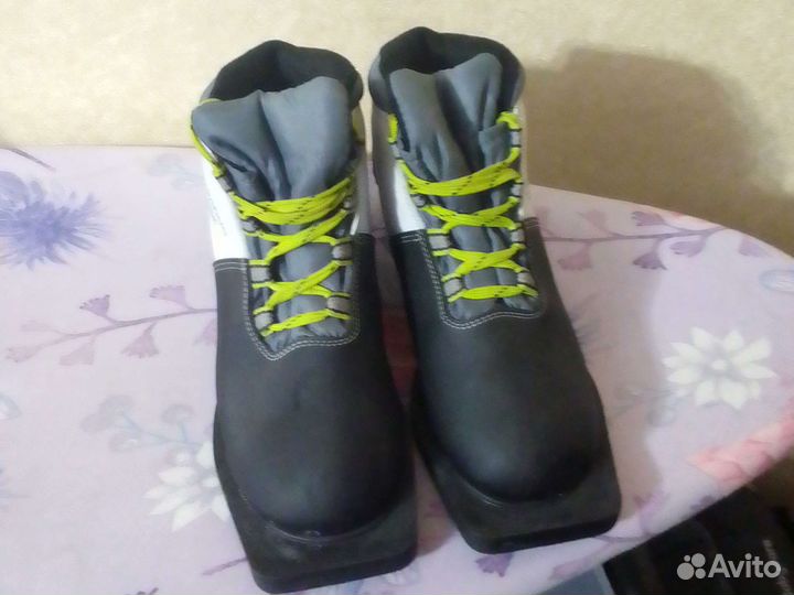 Лыжные ботинки 35 размер с лыжами